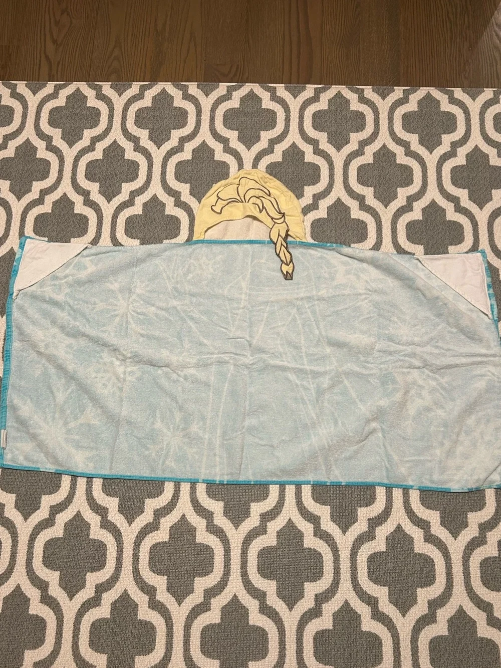 Disney Elsa Hooded Kids Towel in Turquoise with White Snowflakes